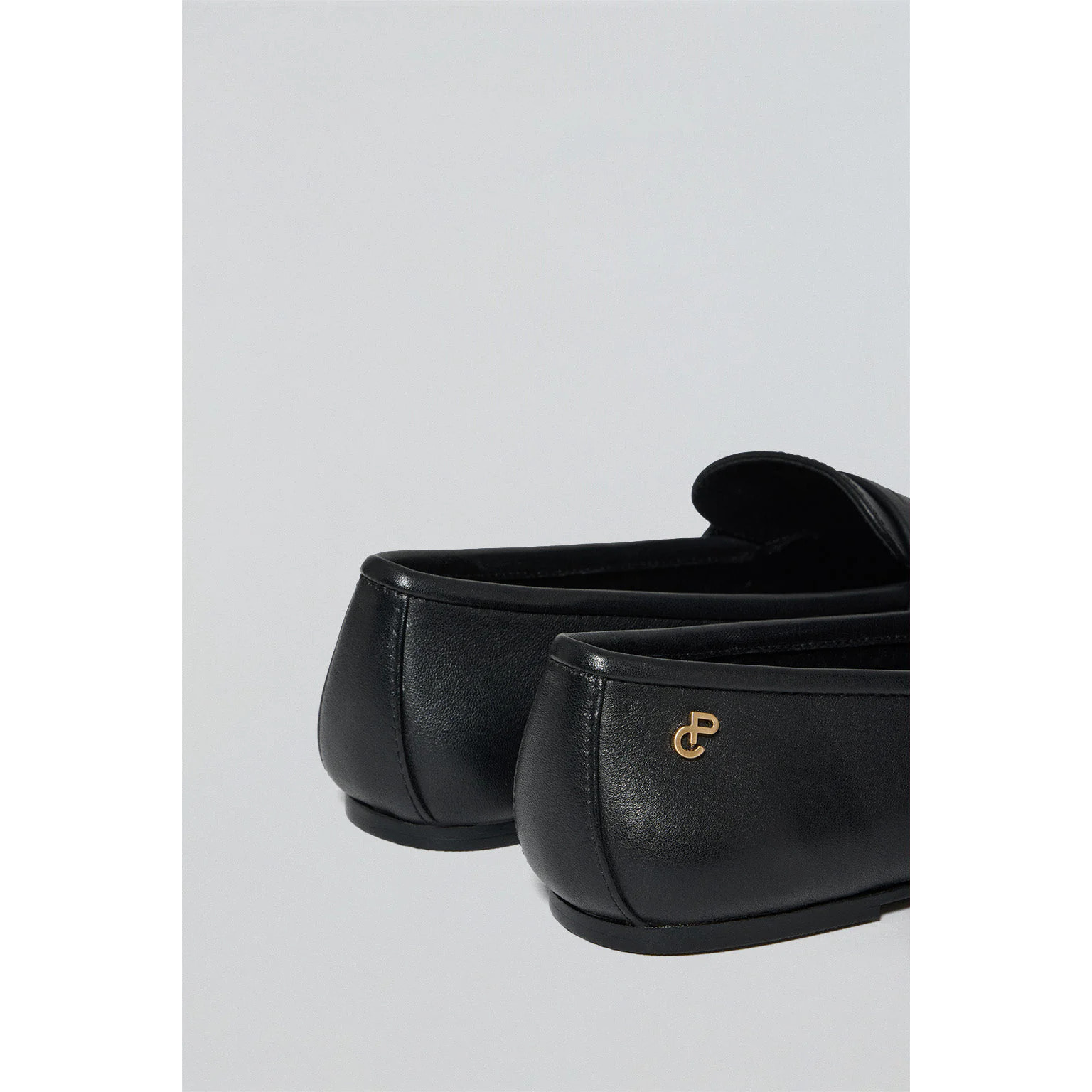 Mocasin Antonella negro de napa con detalle metálico