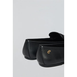 Mocasin Antonella negro de napa con detalle metálico