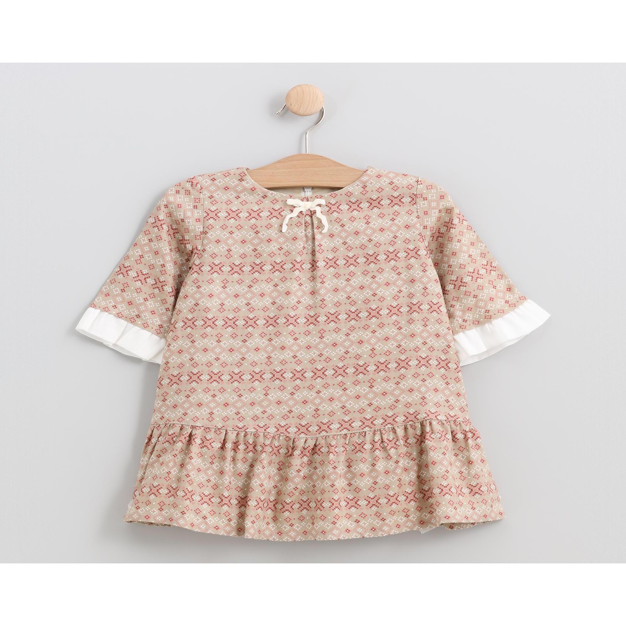 VESTIDO COLOR MARRÓN CON LAZO DELANTERO Y DOBLE TEJIDO EN LA MANGA.