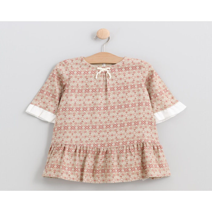 VESTIDO COLOR MARRÓN CON LAZO DELANTERO Y DOBLE TEJIDO EN LA MANGA.