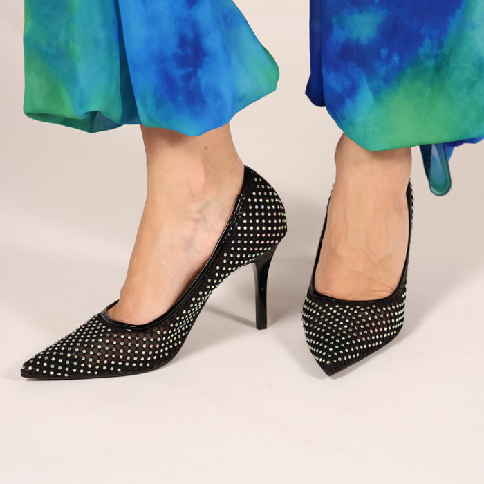 Dècolletè pumps in simil pelle con tomaia bucherellata ricoperta di strass