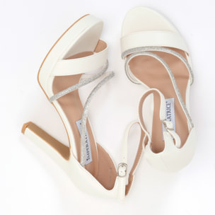 Sandali in simil pelle con tacco alto e fasce in strass
