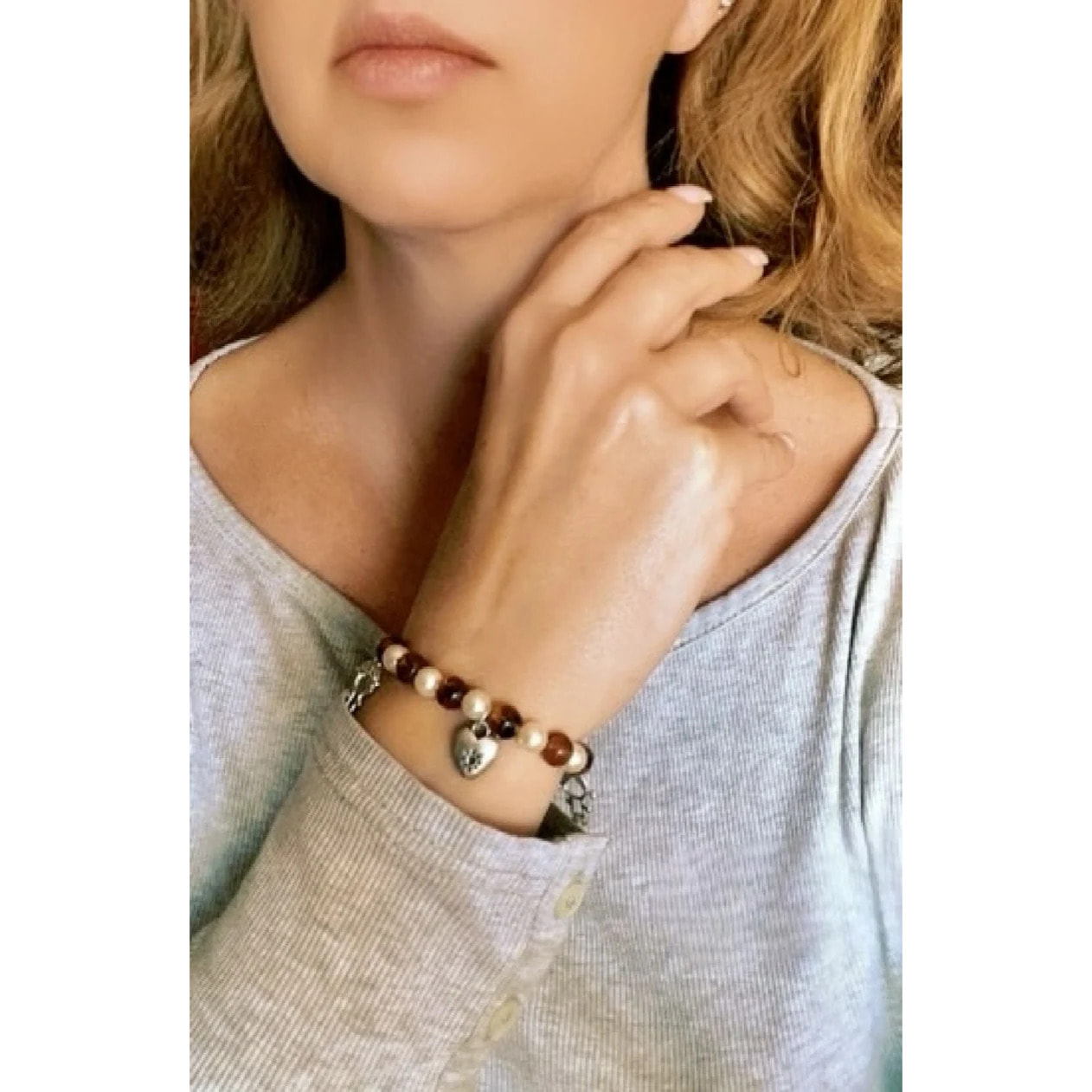 Pulsera elásrtica mix ambar y perla con charms "Mum" en plata 10µ