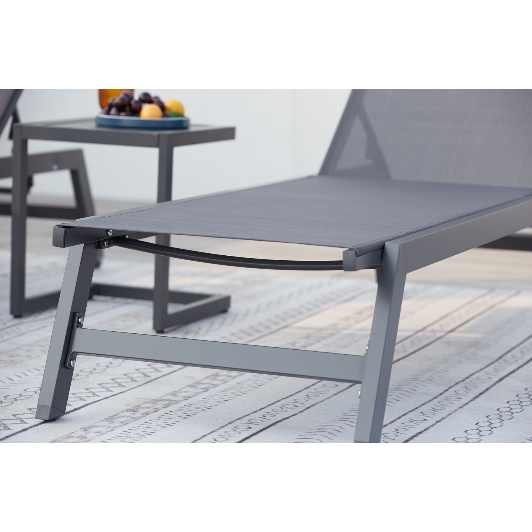 Lot de 2 transats et une table d'appoint gris et noir PEROU