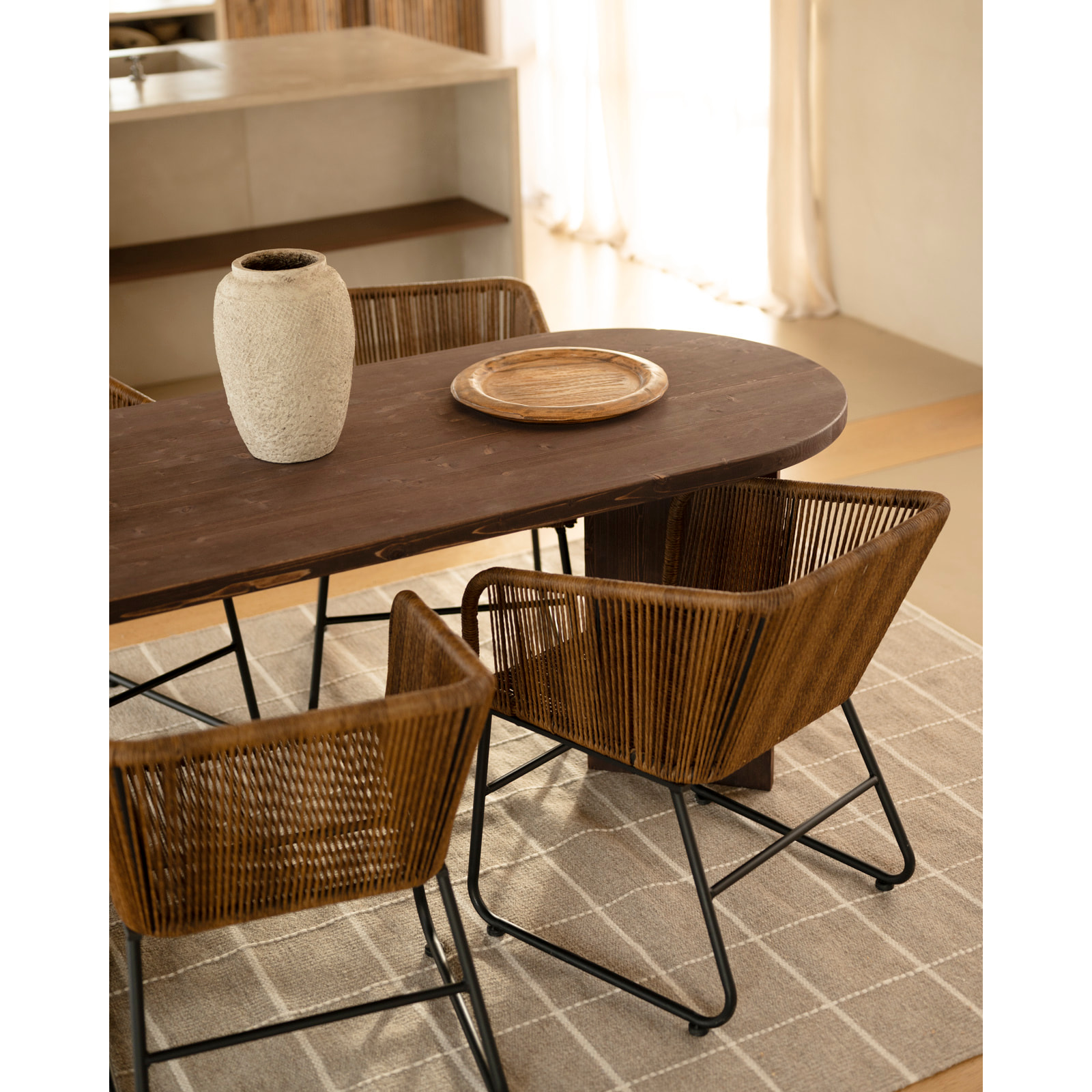 Table à manger en bois massif ton noyer en différentes tailles