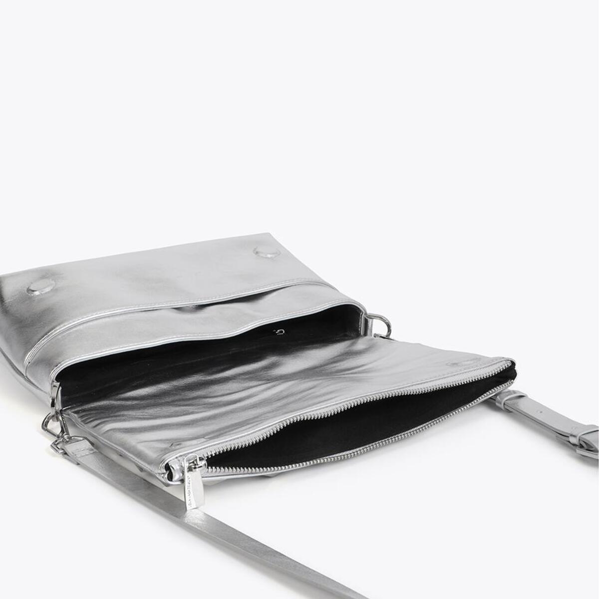Borsa a tracolla metallizzata con borchie rettangolari