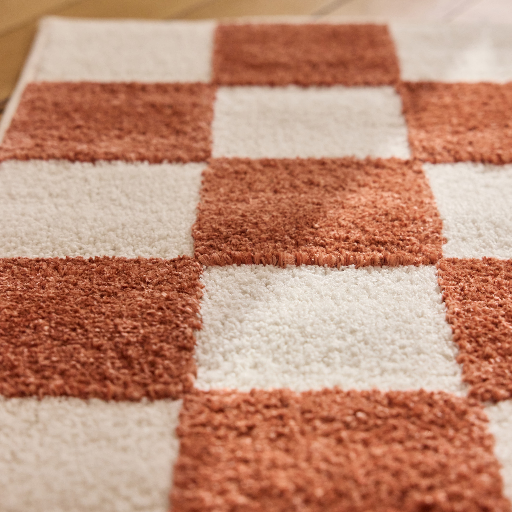 PANTONE - Tapis terracotta à motif damier TERRA DEL SOL