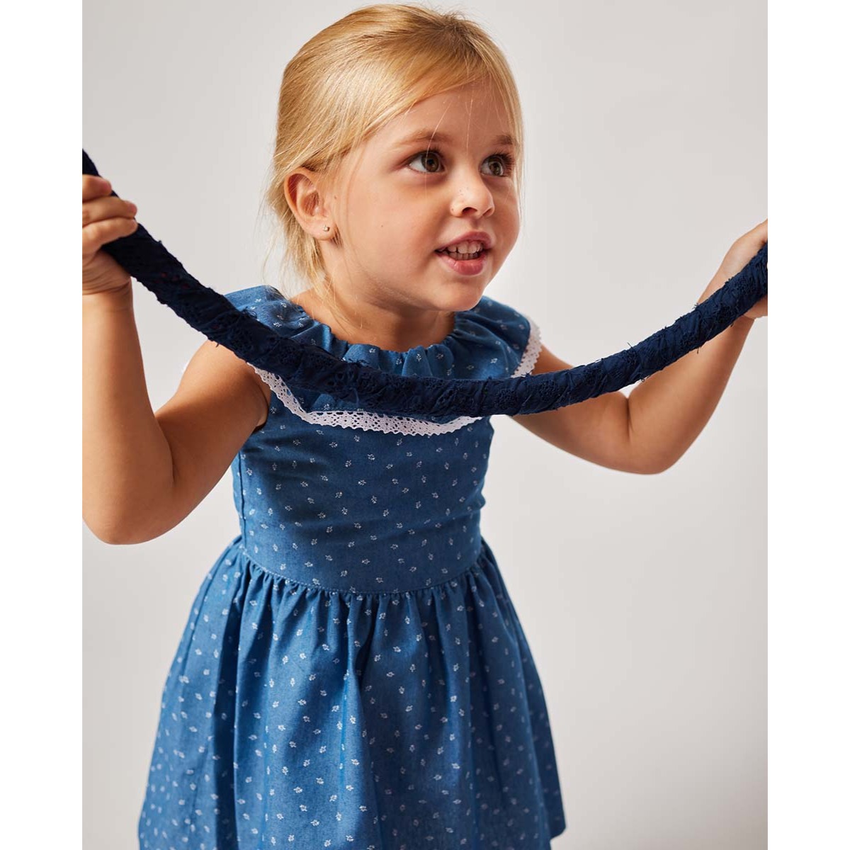 VESTIDO VOLANTE ESCOTE DENIM FLOR BLANCA