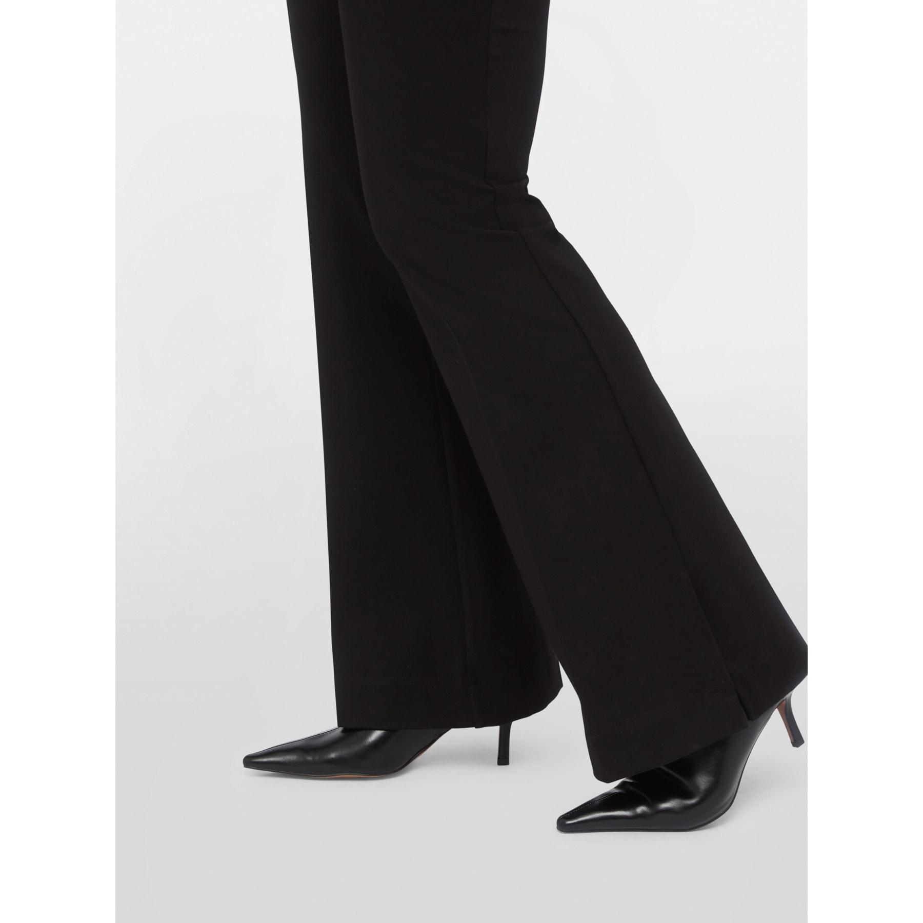 Fiorella Rubino - Pantalones flare de viscosa LENZING™ ECOVERO™ - Negro