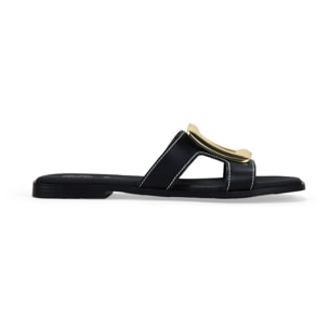 Sandalias planas negras con aplique metálico