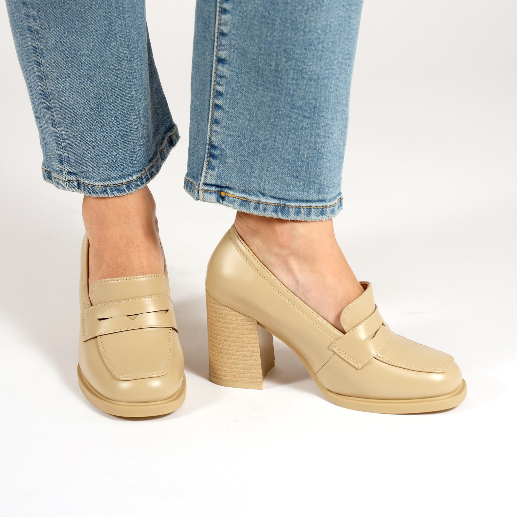 Mocassini in simil pelle con tacco comodo quadrato