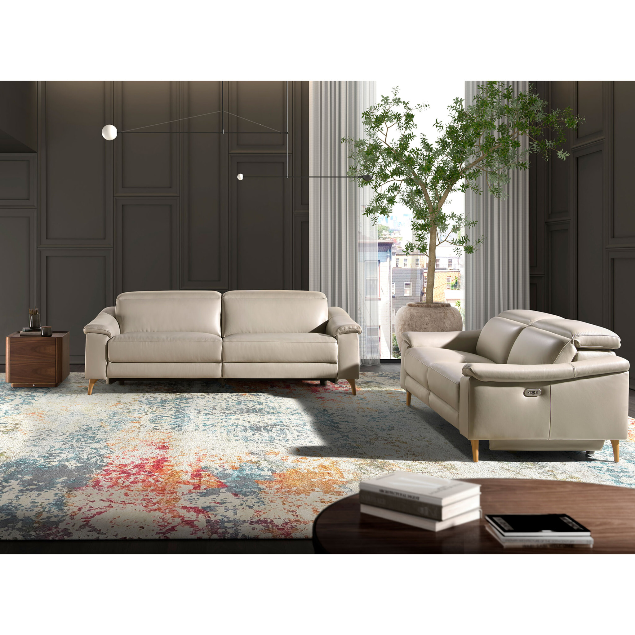 Sofá relax de 2 plazas tapizado en piel de origen vacuno en gris taupe con reposacabezas patas de madera en miel 2 sistemas de relax eléctrico 160x104x102cm