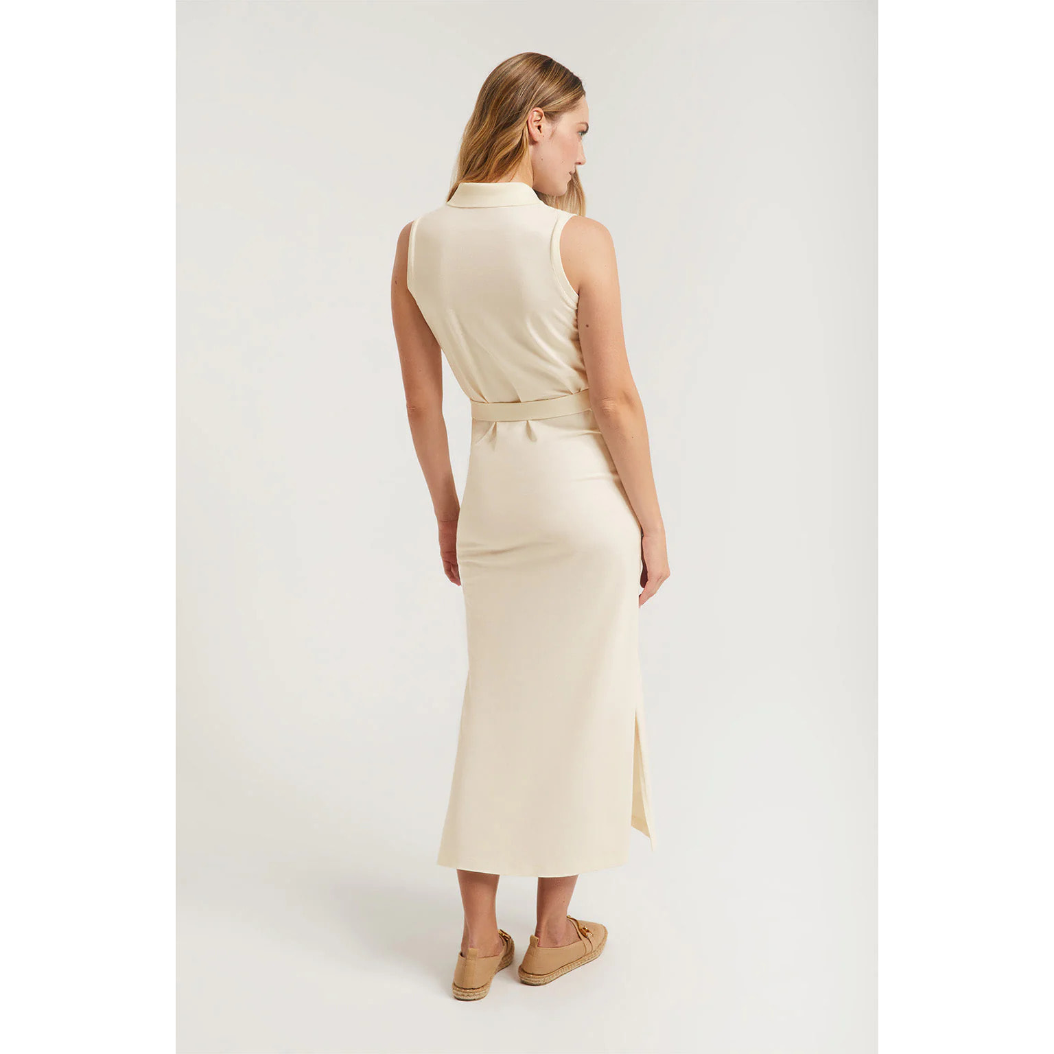 Vestido beige sin mangas con logo bordado al tono