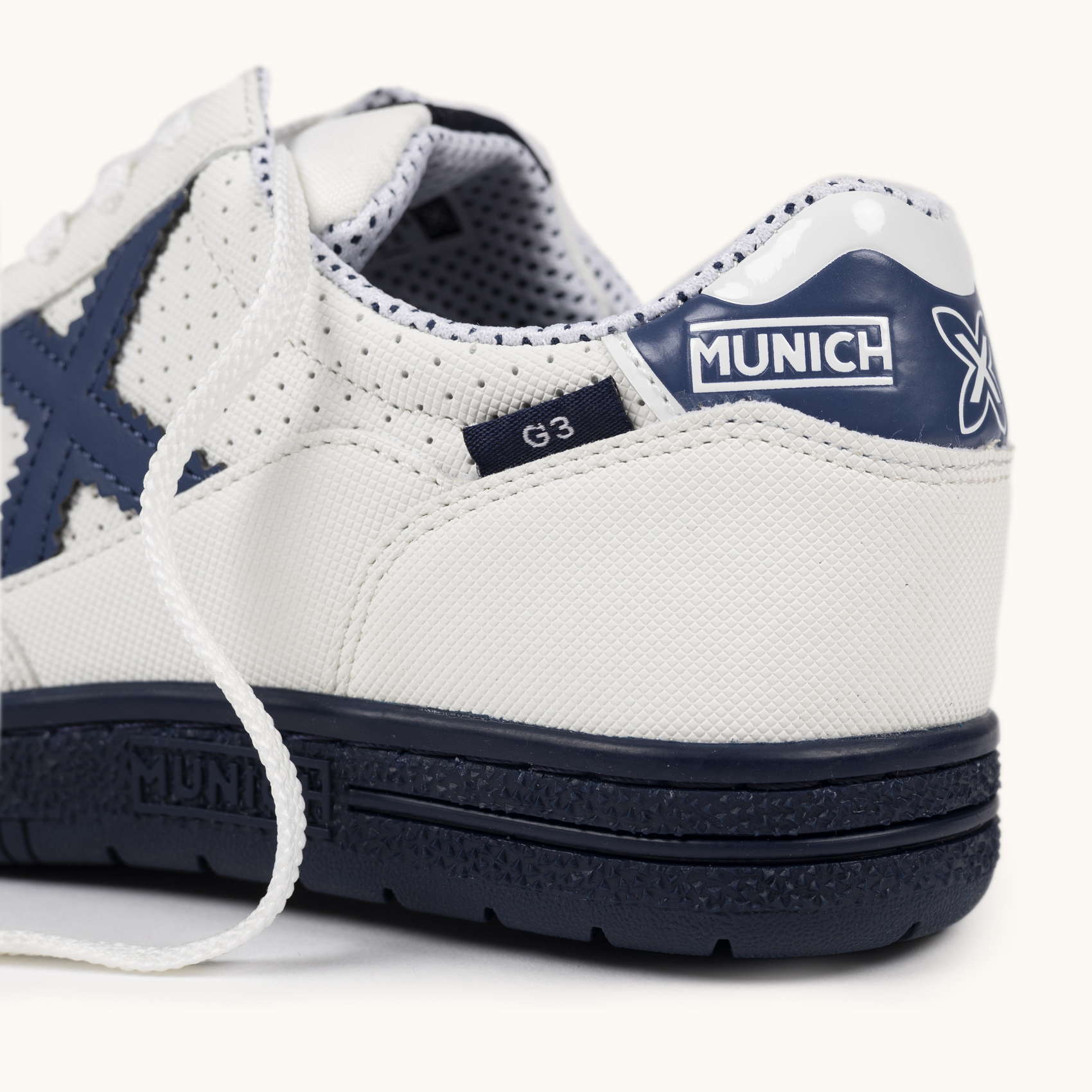 Zapatilla de Fútbol Sala Infantil Blanca y Azul Marino MUNICH G-3 KID 456