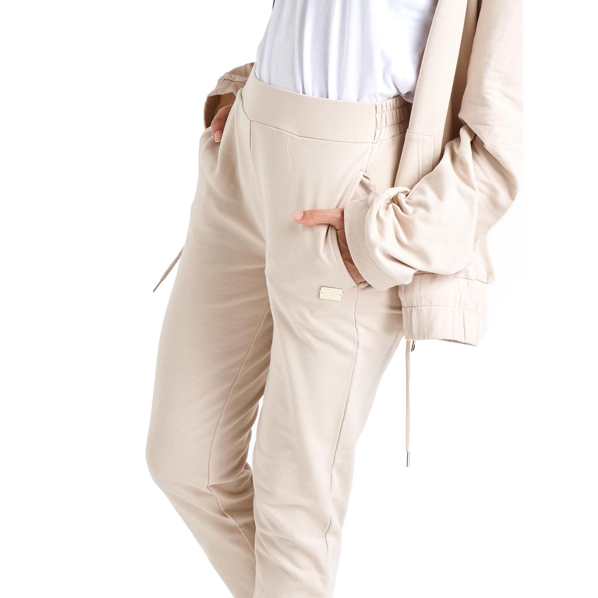 Chándal Chic Boxing para mujer con cuello alto y cremallera.