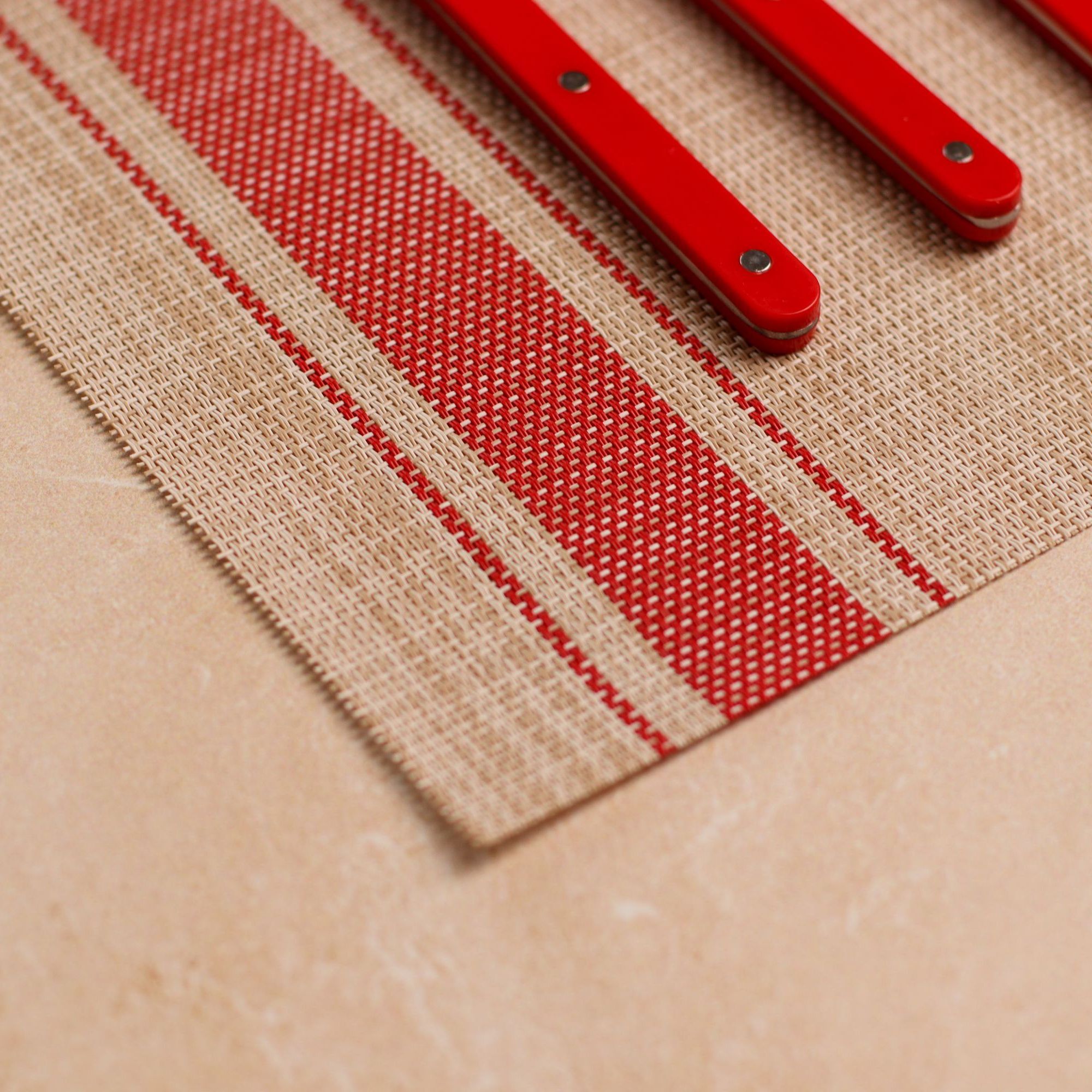 Lot de 6 sets de table tissé en PVC beige et rouge 45x30cm