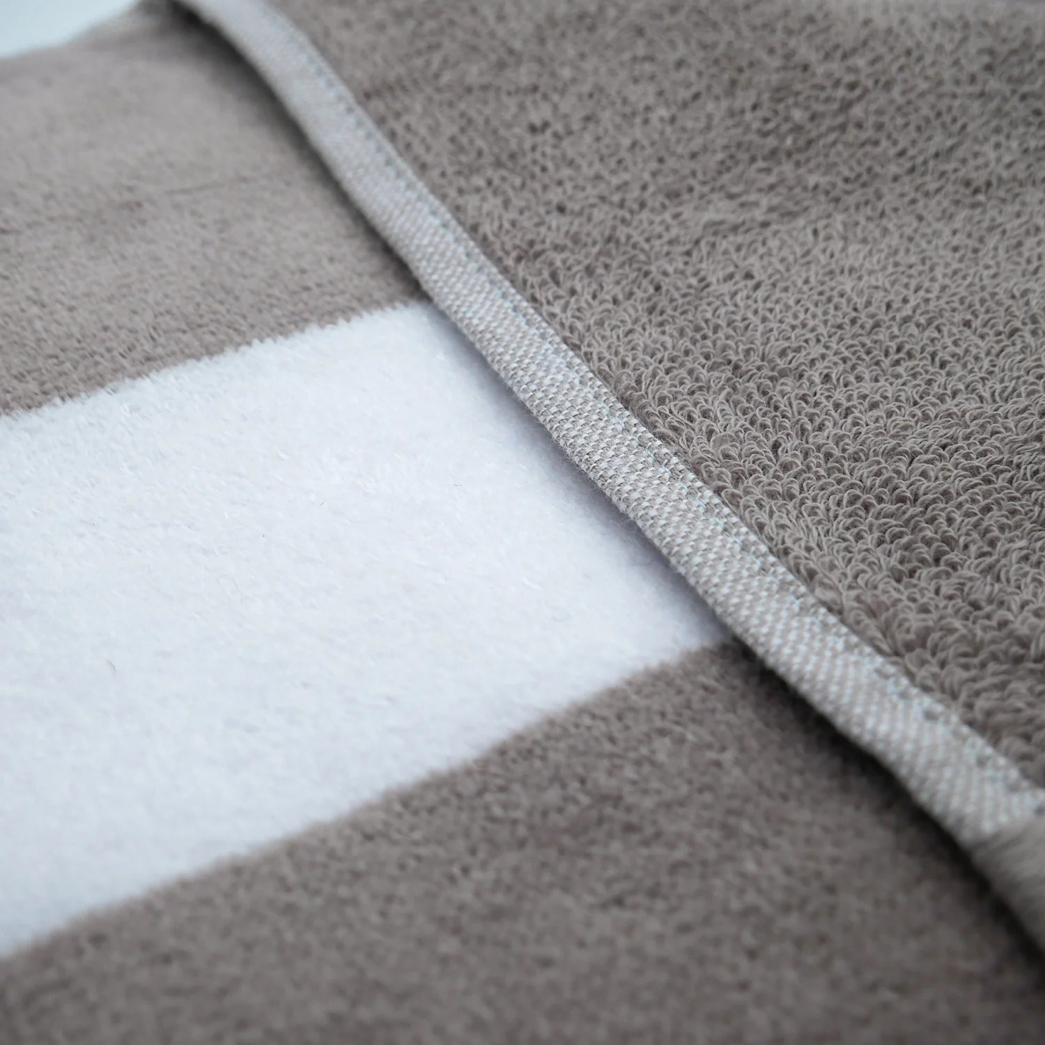 Serviette de plage éponge velours Jacquard Beige 100x175 470g/m² - Bahia Taupe