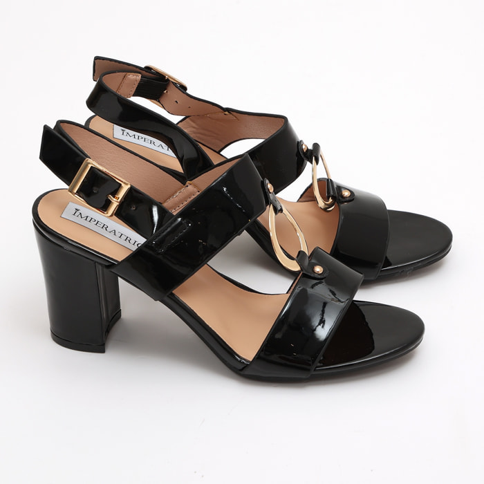 Sandali in simil pelle verniciata con tacco e applicazione color oro