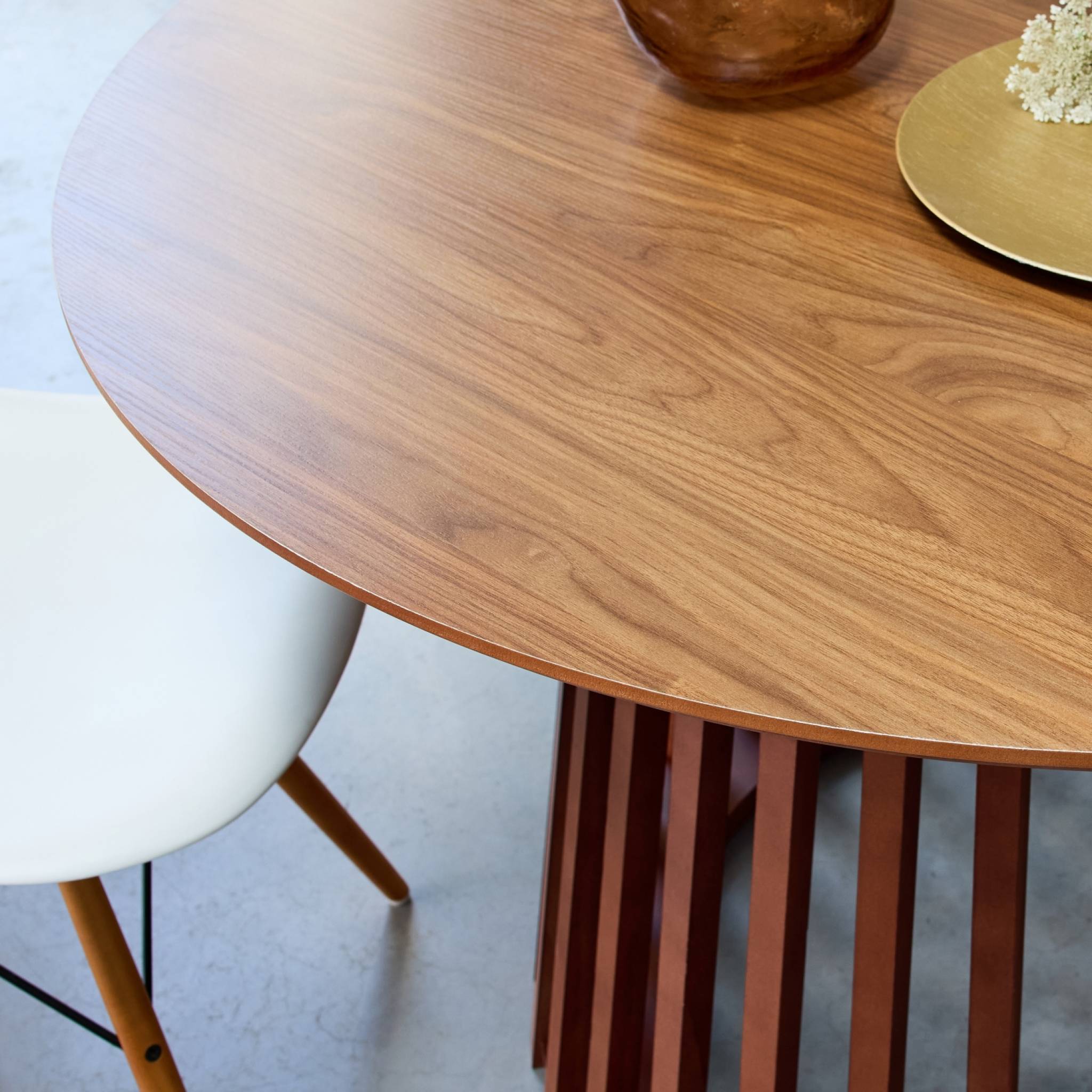 Table à manger effet bois noyer. pieds bois de sapin 4 places Ø120cm