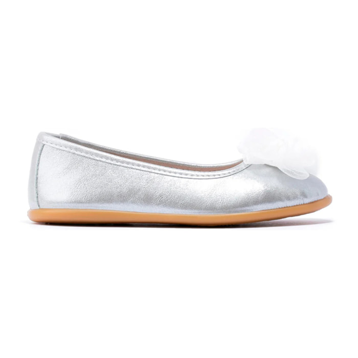 Bailarina infantil metalizada en tono plata con detalle floral