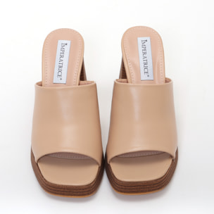 Sandali in simil pelle con tacco e zeppa in sughero