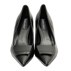 Decolletè in simil pelle con applicazione