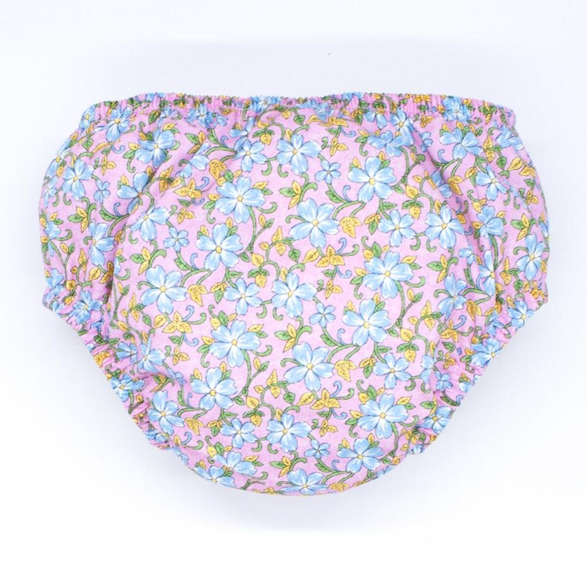 Cubrepañal estampado de flores azules. Elastico en la cintura y en las piernas.