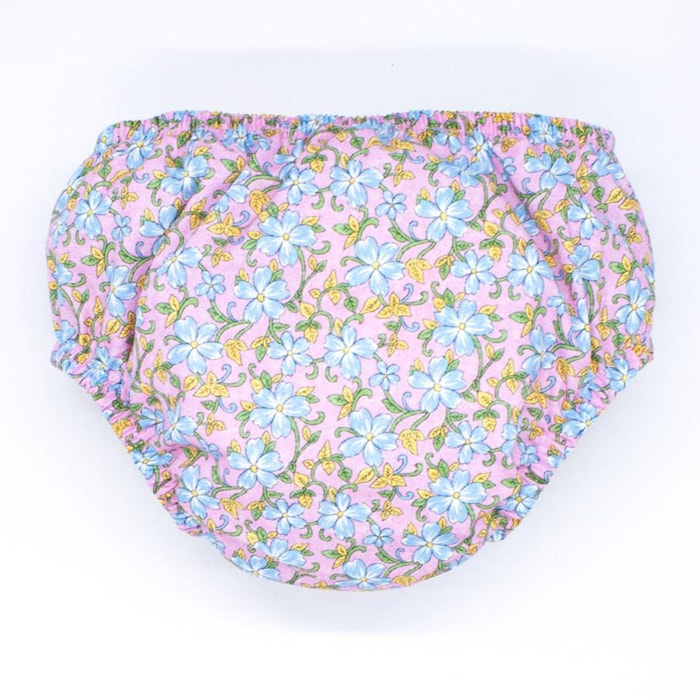 Cubrepañal estampado de flores azules. Elastico en la cintura y en las piernas.