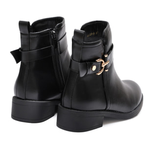 Stivaletto in simil pelle con fibbia dorata