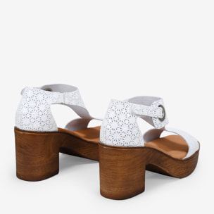 Sandalias de piel blancas con tacón efecto madera