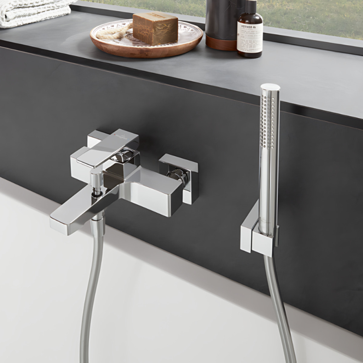 Pack mitigeur baignoire mécanique VILLEROY ET BOCH Architectura Square avec ensemble
