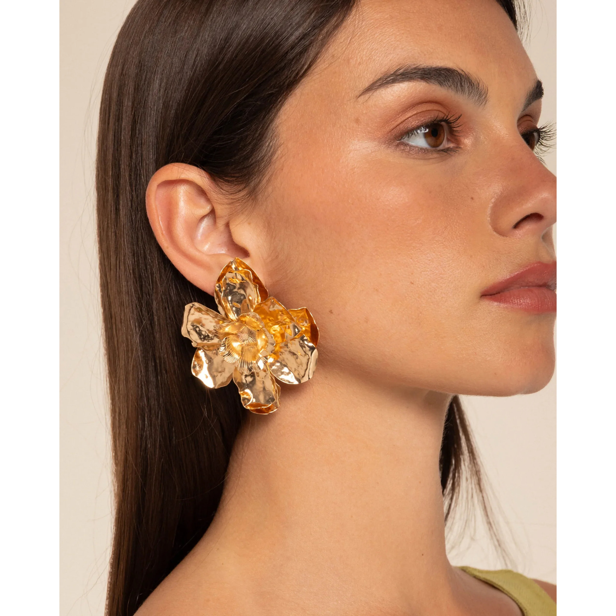 Pendientes de invitada de mujer con forma de flor