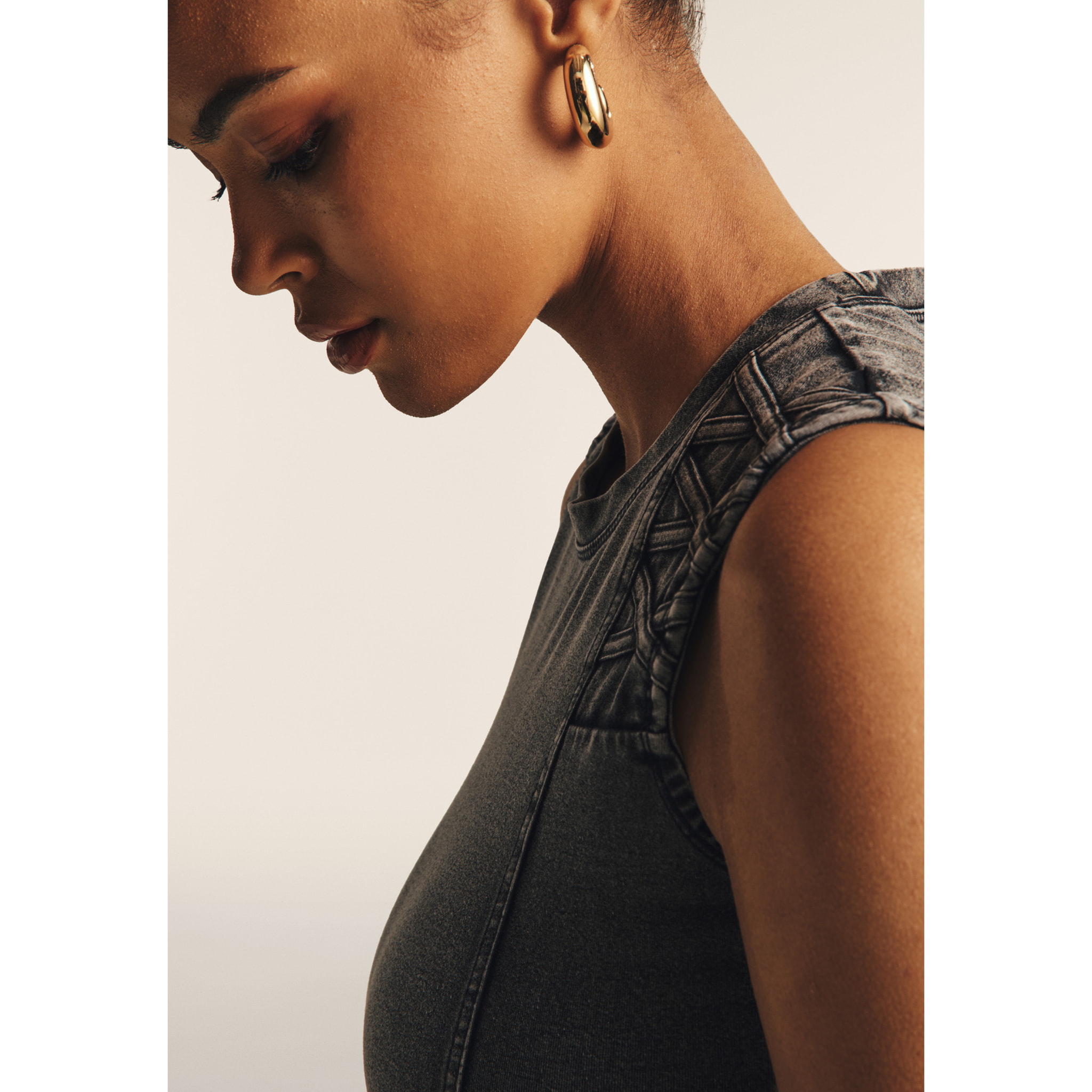 Top cropped effetto denim decorato sulle spalle