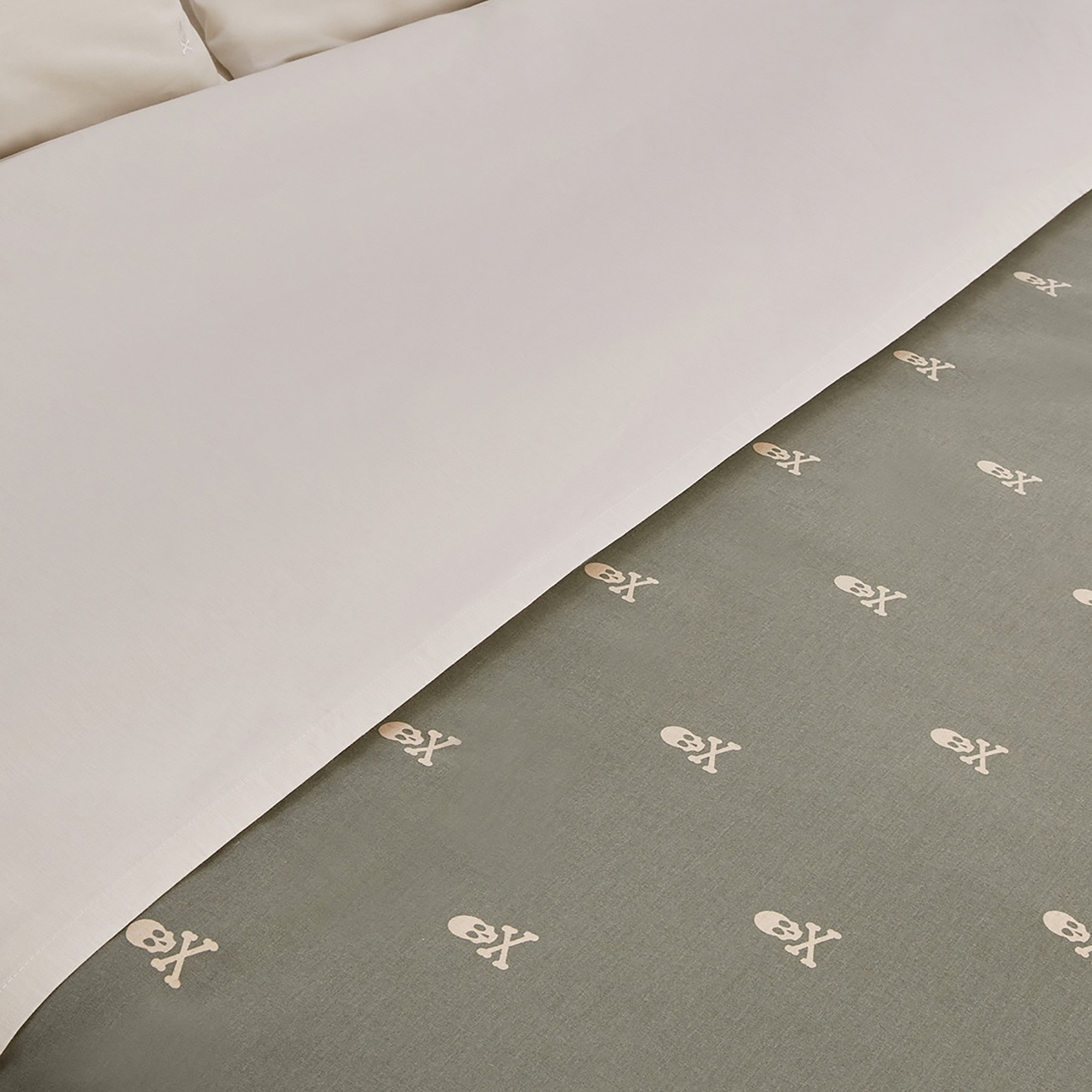 Set cama (funda nórdica 250x230cm + 2 fundas almohada 50x85cm) 100% algodón 144tc beige & khakhi calaveras scalpers home