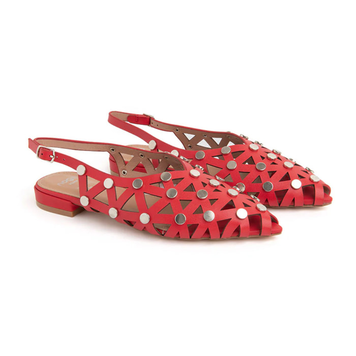Slingback con tomaia intagliata e borchie - ROSSO