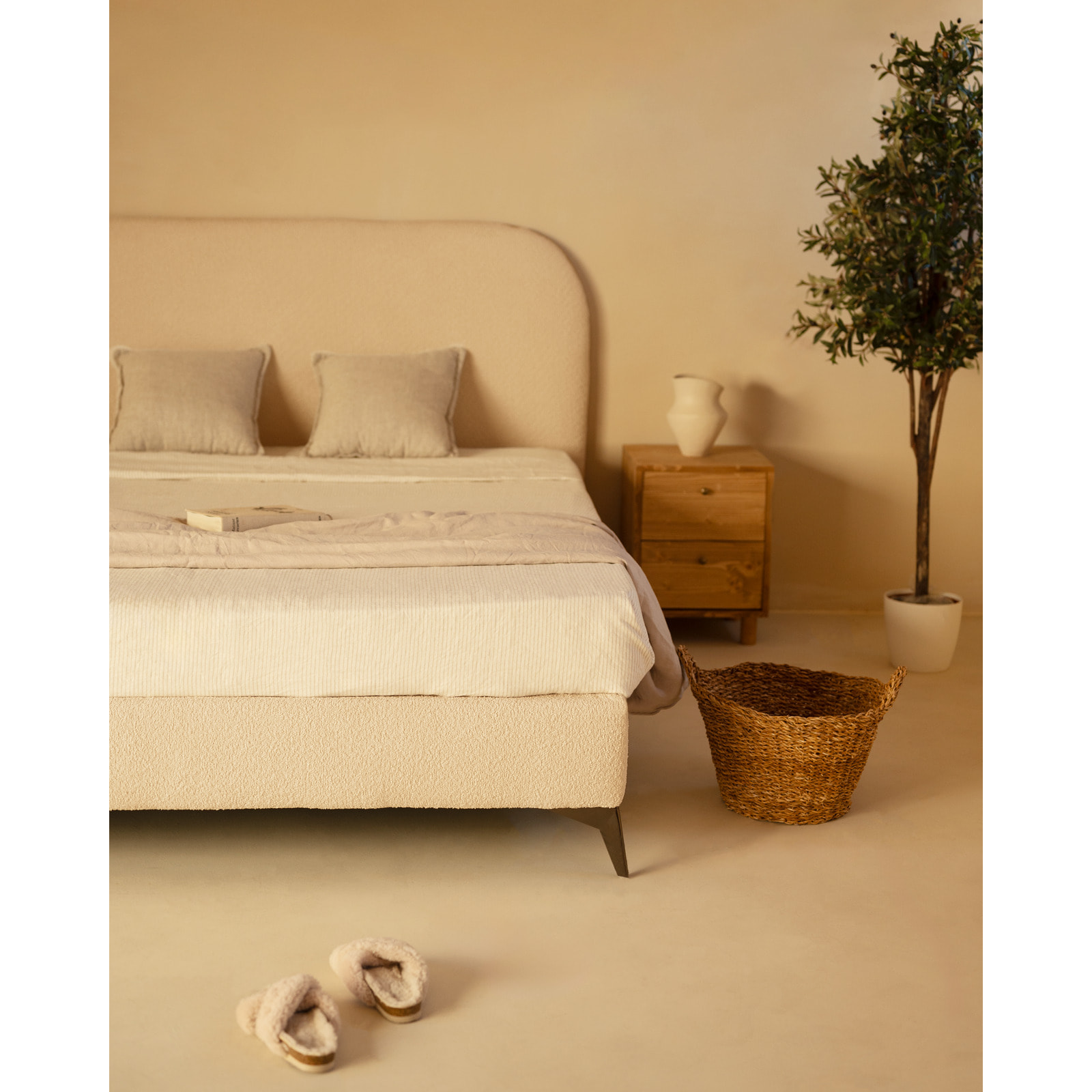 Lit rembourré en boculé beige pour les matelas en différentes tailles