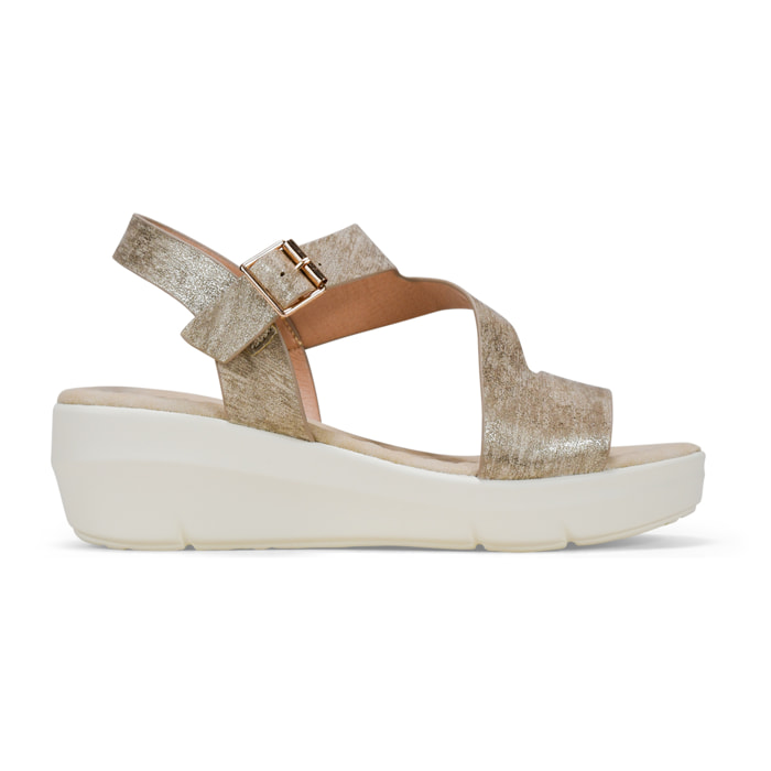 Sandalias de cuña doradas con hebilla