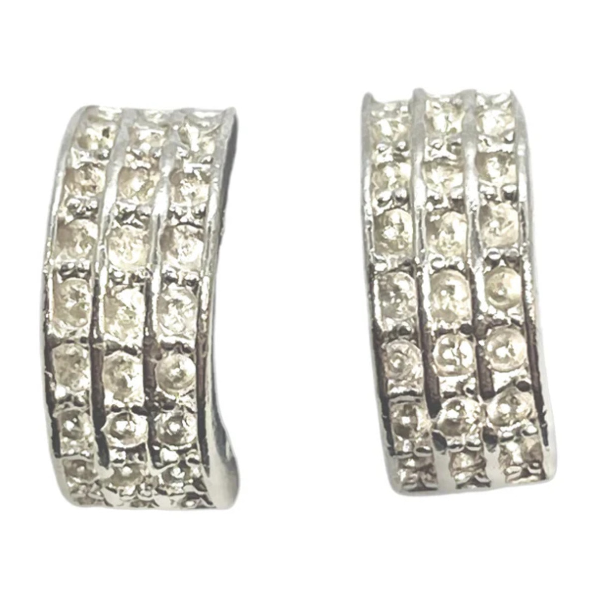 Pendiente Dots medio aro en plata 10µ