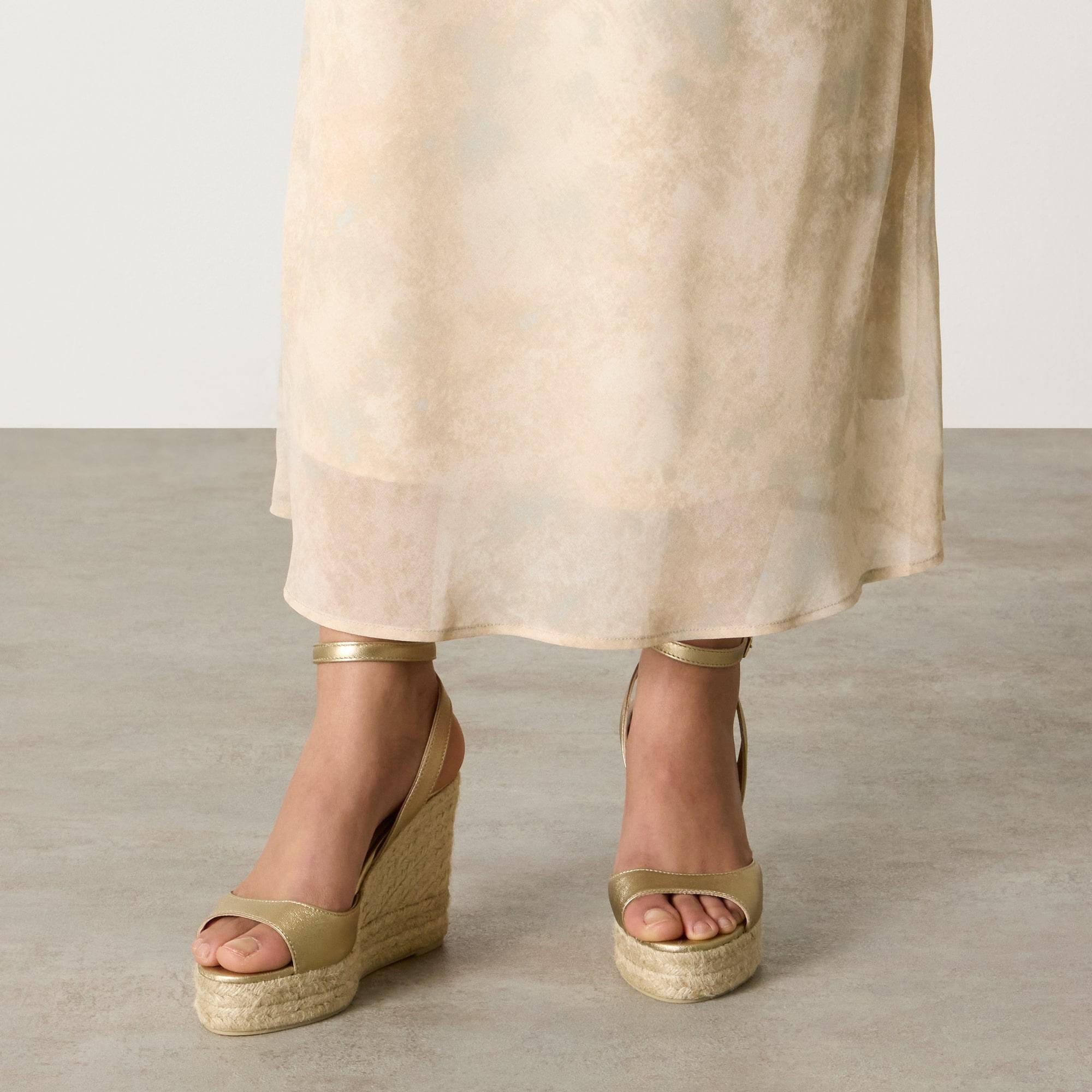 Sandalias de cuña de mujer Blair en piel metalizada con cierre de pulsera