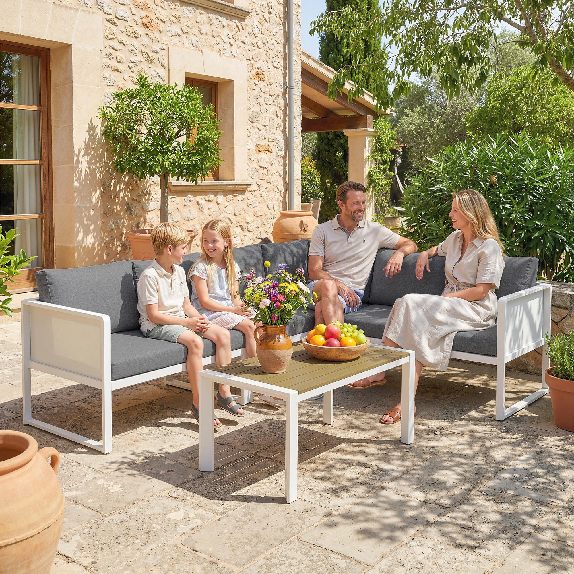 Conjunto de Muebles Jardín Exterior de 4 Piezas Sofá Exterior Seccional Forma de L con 3 Sofás de 2 Plazas Asiento de Textilene Mesa con Tablero Efecto Madera WPC Cojines Gris Claro y Blanco