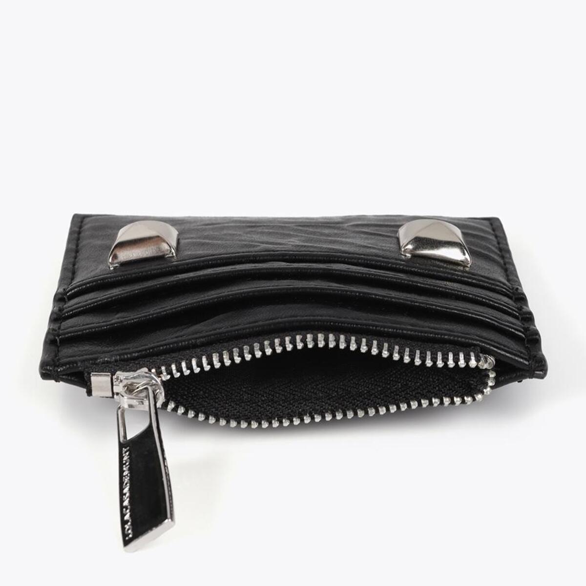 Porta carte effetto rugoso con borchie