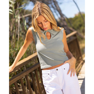 Top de mujer con cuello cut out y lazada