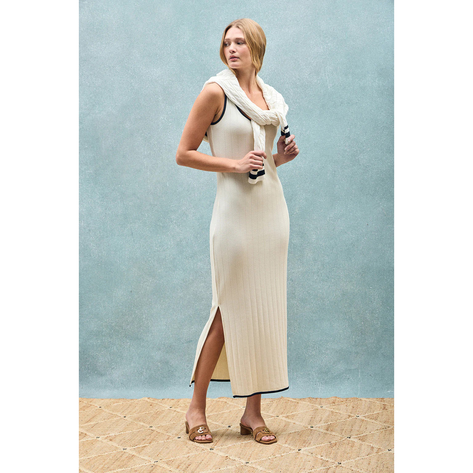 Vestito color nude a coste con bretelle con bottone madreperlato