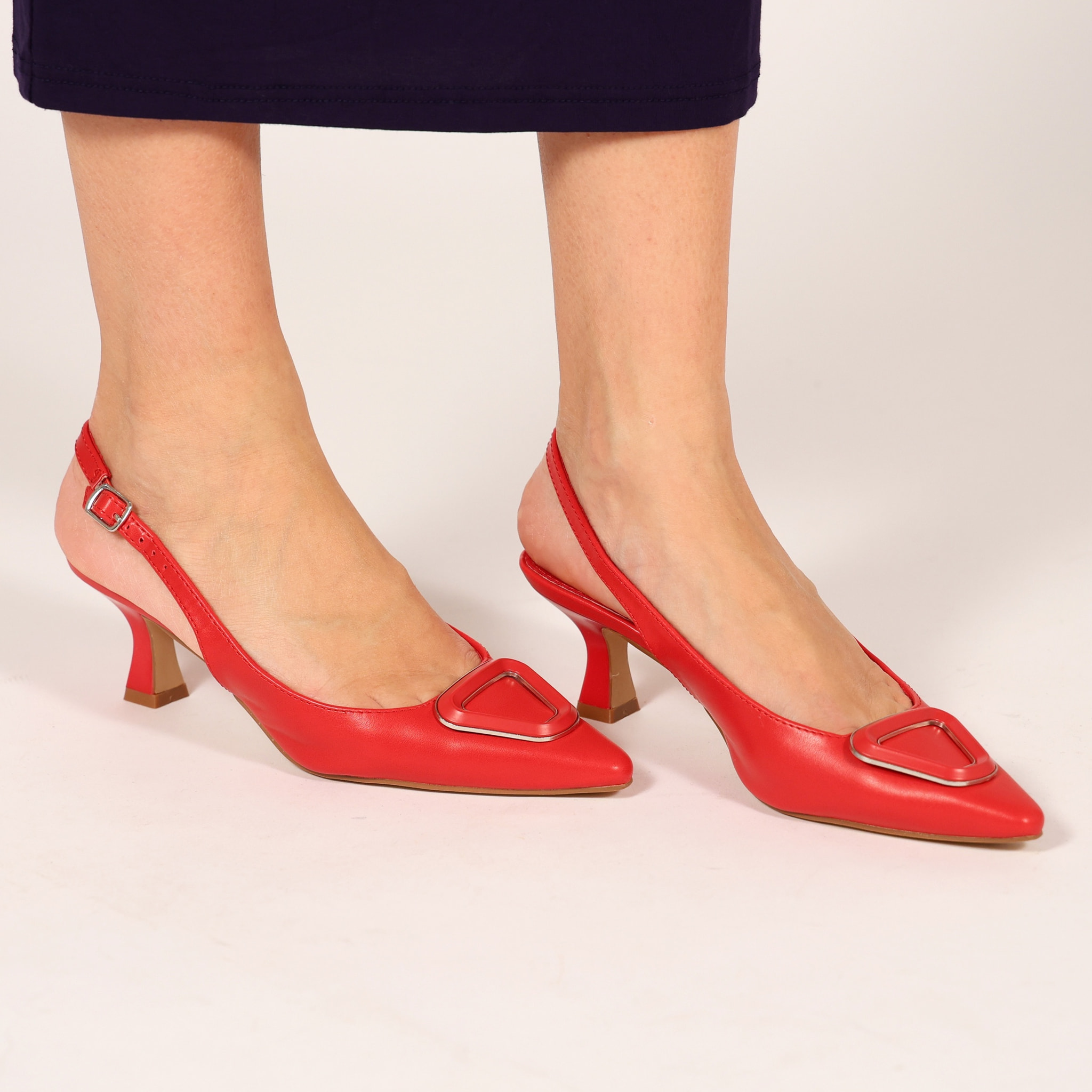 Dècolletè slingback con tacco basso a rocchetto e dettaglio sulla punta