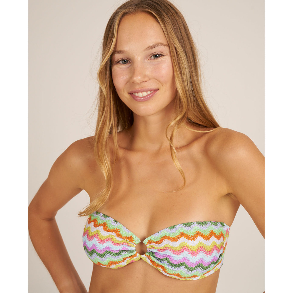 Top de bikini en forma bandeau con aro y estampado zigzag