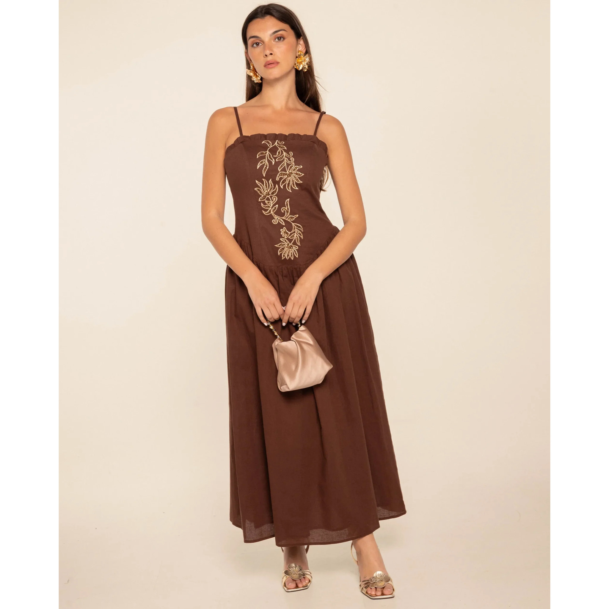 Vestido midi de tirantes con bordados