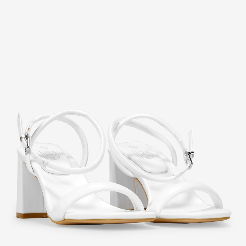 Sandalias blancas con tacón