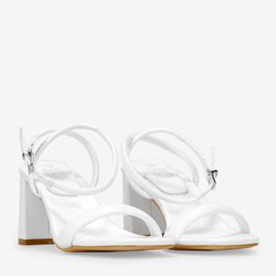 Sandalias blancas con tacón