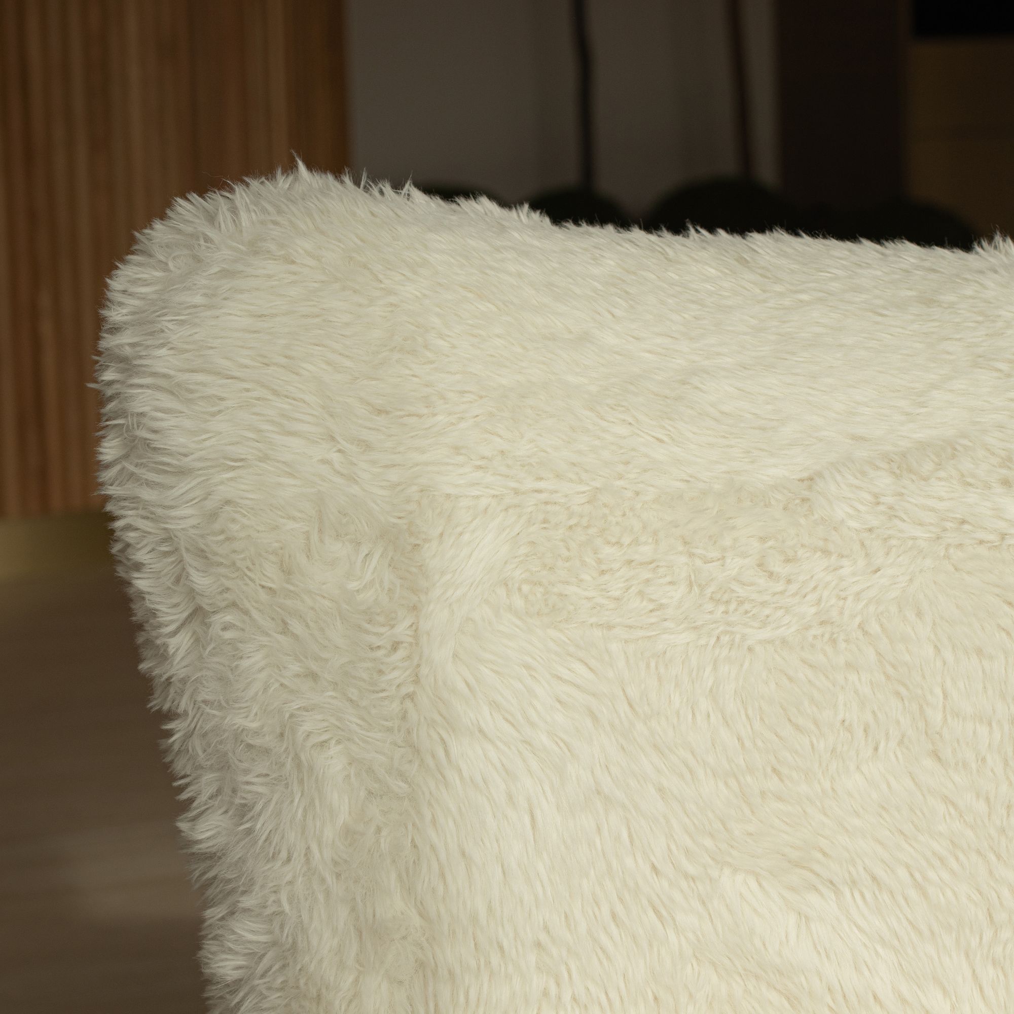 Fauteuil effet fourrure beige et structure en bois  ARTIC