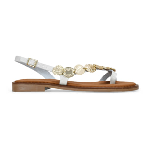 Sandalias de piel blancas con monedas metálicas